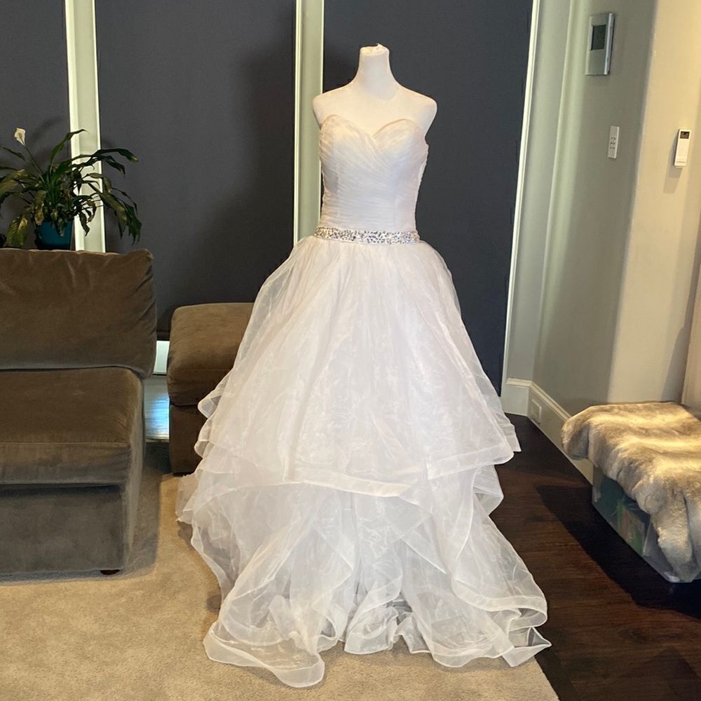 Women’s White Wedding Dress Tulle Ruffles Sweetheart Neckline Size 6 NWOT